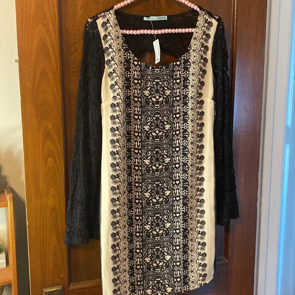 Brand new Maurice’s long lace flare sleeves and cut out in back 😍😍 ‼️FLAW‼️ - Picture 3 of 12